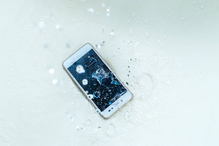 手机掉进浴室的水里了照片