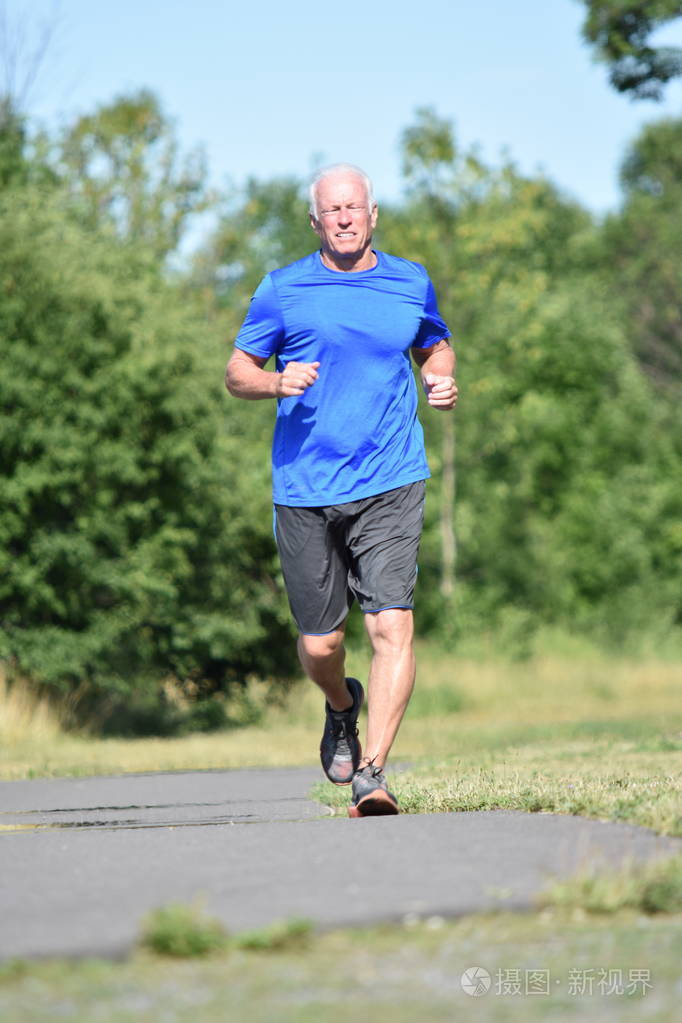 快乐的老爷爷在公园里跑步