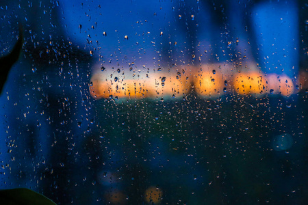 窗外打雷下雨的图片图片