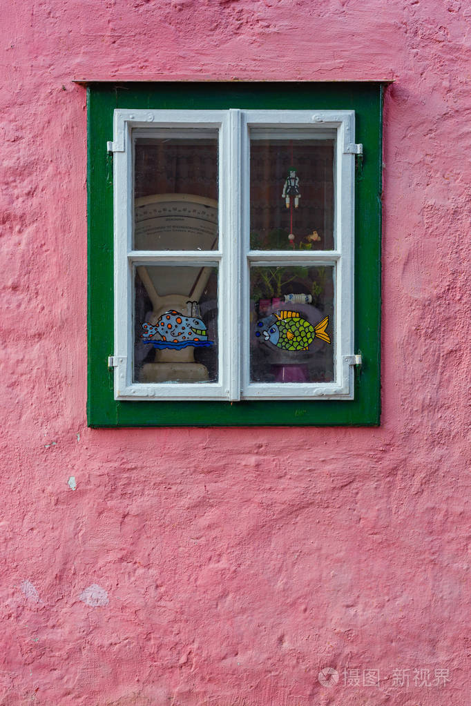 奥地利哈尔斯塔山村的一扇风景如画的窗户