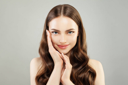 perfect young woman with clear skin and long healthy hair. 照片