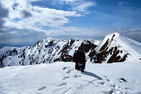 在雪山顶上的旅游登山者图片