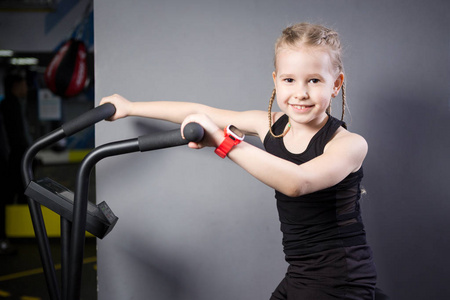 用鞋盒做车可爱的白人小孩在体育馆里用健身车.健身.