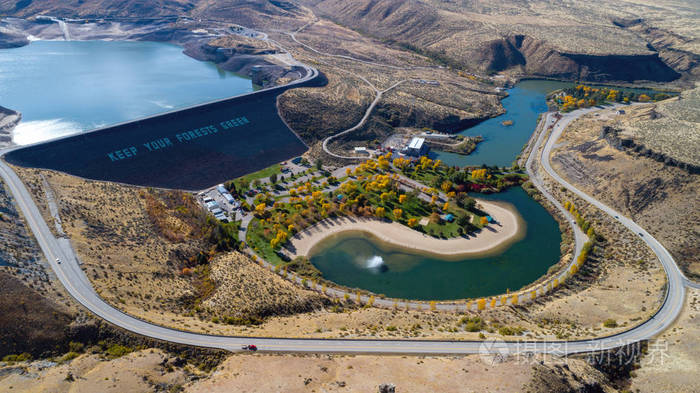 博伊西右岸的土坝,有公园和秋天的色彩照片-正版商用