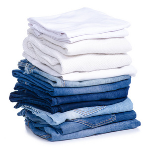 叠起来衣服把蓝色牛仔裤和白衬衫衣服叠起来照片