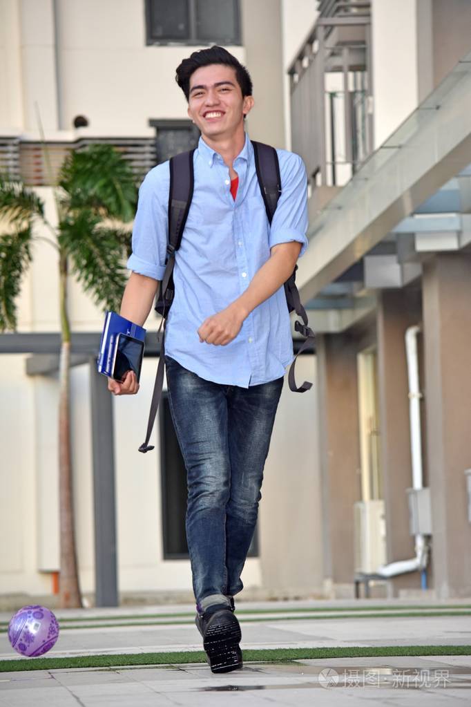帅气亚洲男生玩笔记本散步