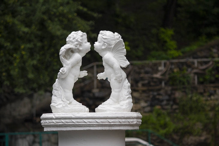 绿叶上的天使之吻雕像照片