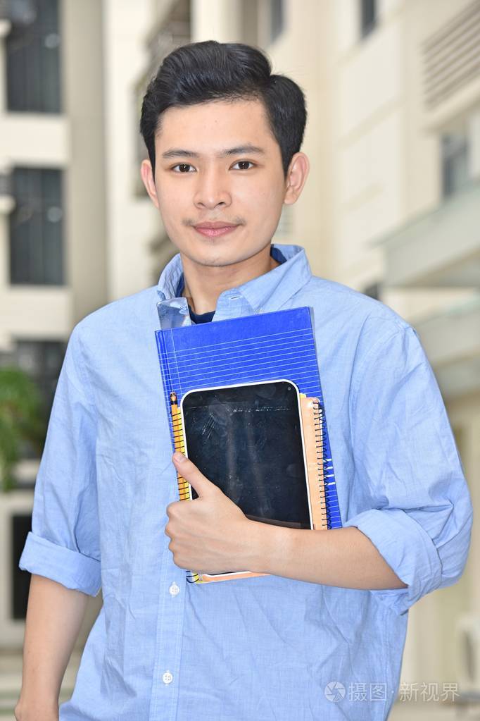 不动感情的年轻多元男学生照片-正版商用图片2iz90h-摄图新视界