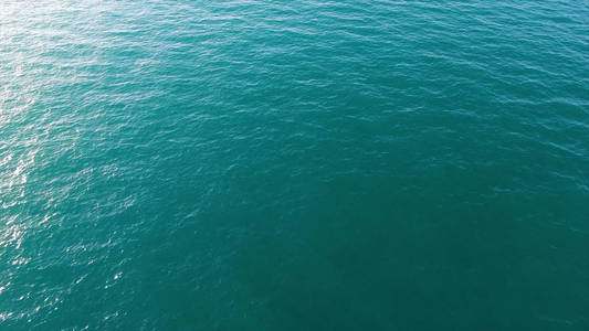 俯视水面平静的海面或海洋水面的鸟瞰图,自然背景.股票.
