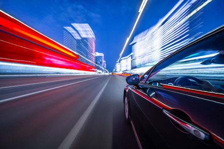 汽车行驶中图片