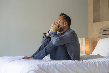 男人感到无助图片