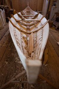谷仓里的木船图片