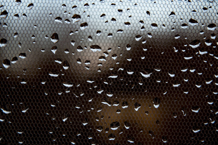 小水滴落在玻璃上,雨天的概念照片