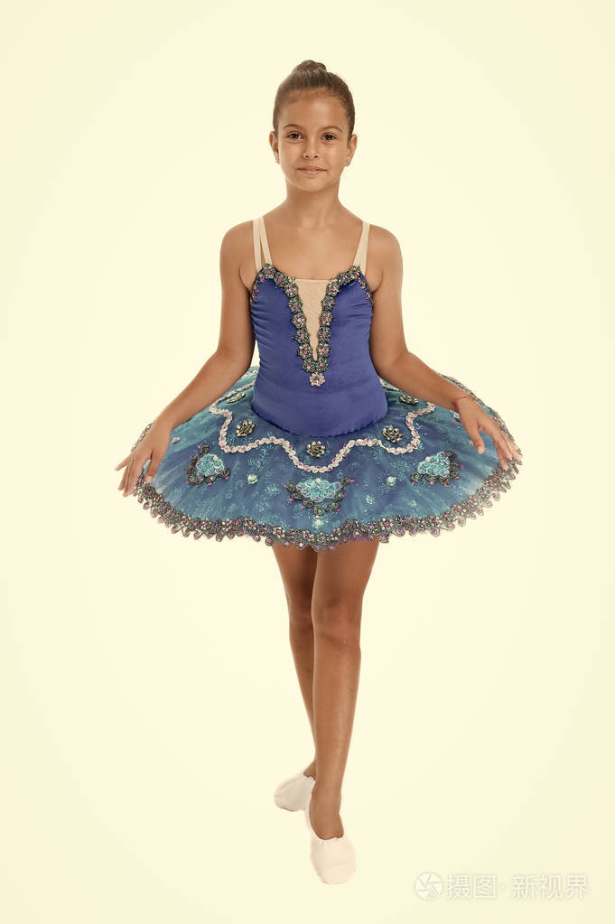 穿蓝色短裙的小芭蕾舞演员.可爱的芭蕾舞女孩上舞蹈课.跳舞皇后.