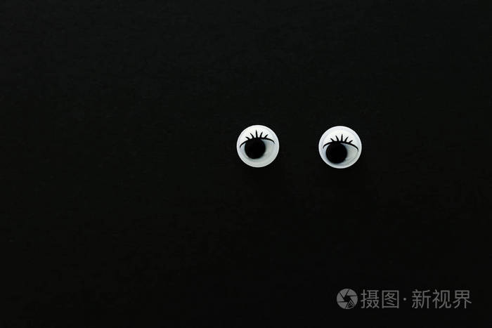 在黑色背景上对一双呆滞的眼睛