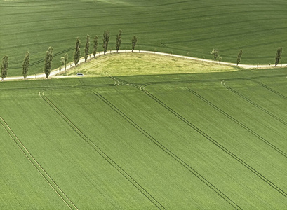 机耕条田空中拍摄与农耕方式图片