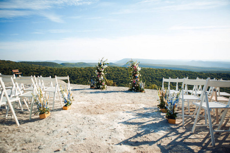 在山里举行婚礼的平台图片