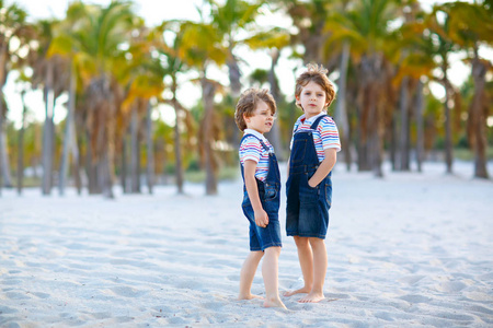 两个有趣的笑姐妹图片