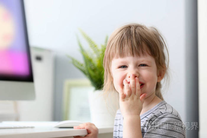 开心的小女孩捂着嘴笑