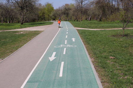 自行车专用道.路上有箭.照片