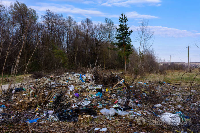 垃圾被人们通过树林和水库散落地球的生态灾难自然和野生动物的破坏