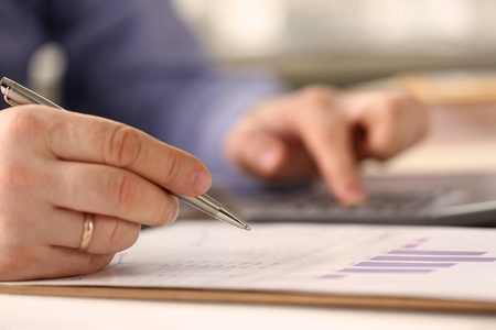 忙碌的上班族做会计的概念照片