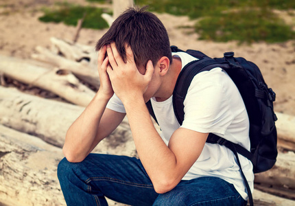 悲伤的年轻人照片