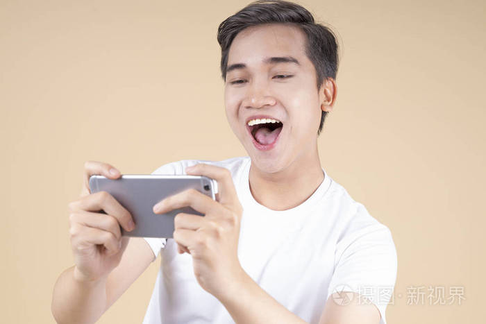 亚洲年轻帅气开朗的男生用手势