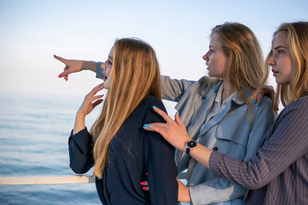 用手指指着远处的某处照片