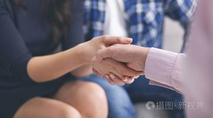 职业心理学家和感谢的夫妇在办公室握手