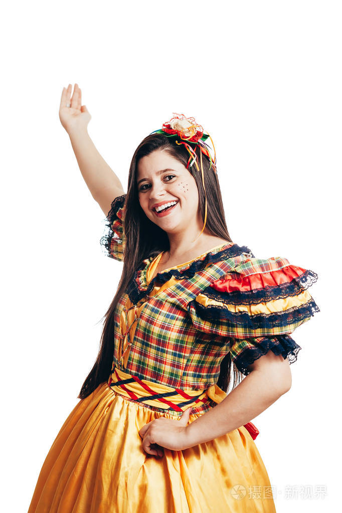 一名巴西妇女穿着白色背景上独立舞蹈的典型服装