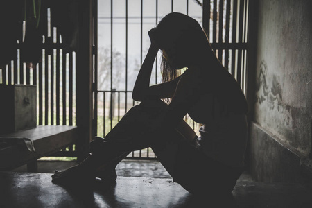 被贩卖绝望的人被关在黑暗的牢房里.贩卖人口,阻止阿布照片