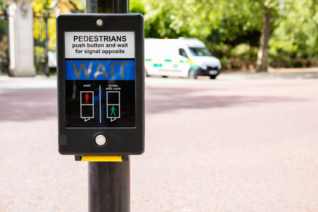 英国安全过路的脚踏板红绿灯图片