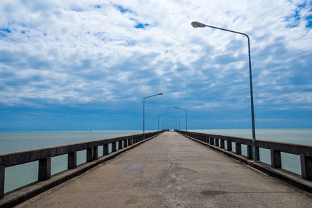 蓝天跨海大桥图片