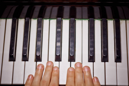 弹奏钢琴图片