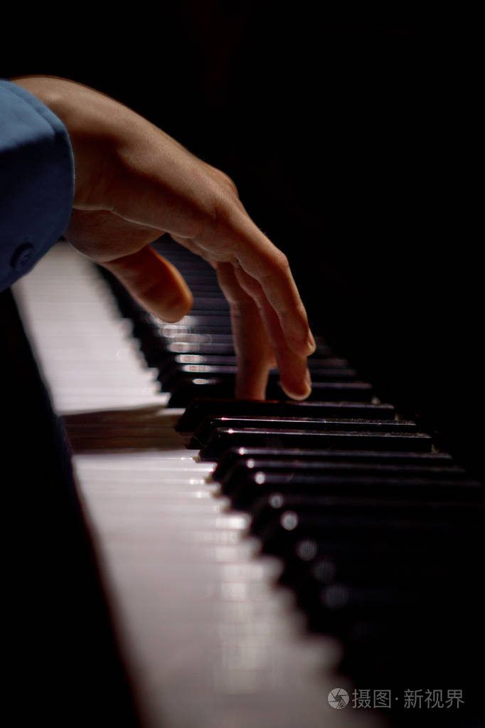 在音乐学校,手掌放在琴键上弹奏键盘乐器.学生学会玩.手钢琴家.