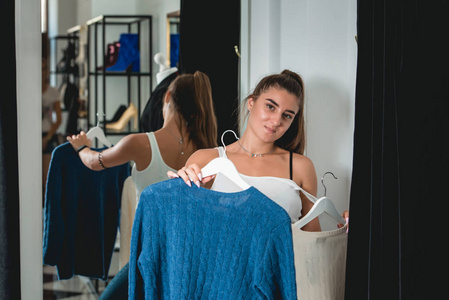 抱紧我美女笑眯眯的年轻美女逛街,我在时尚商场的试衣间里,决定买什么