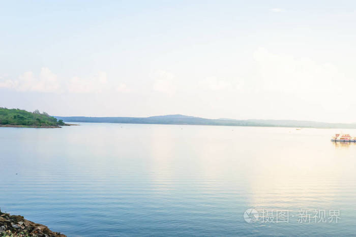 蓝色河流背景的早晨