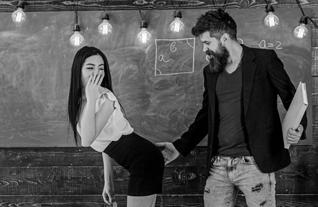 打女人屁股校长惩罚性感的学生打她的屁股.