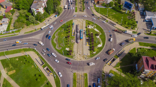 美丽的公园和繁忙的环形交叉路口的头顶无人机拍摄照片