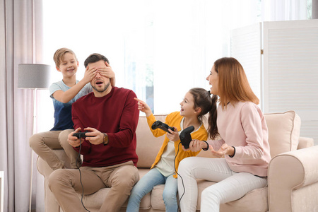 快乐的一家人在客厅玩游戏图片