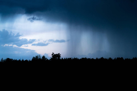 夜幕降临,乌云密布,雷雨欲来照片