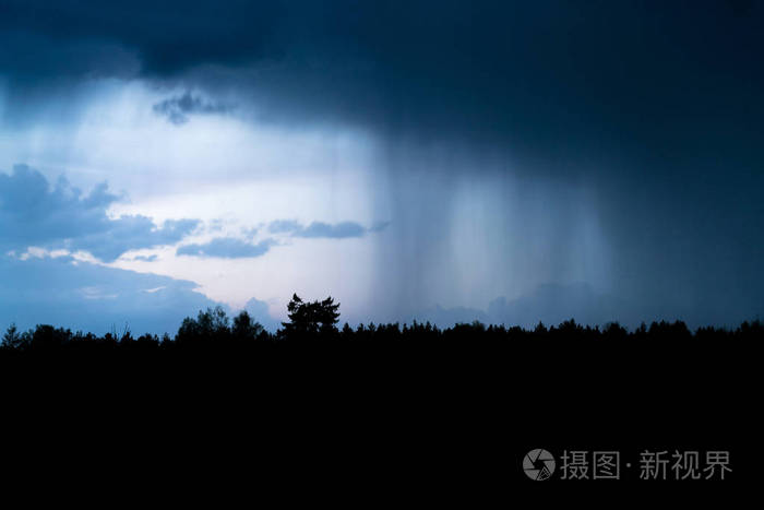 晚上森林里下了大雨夜幕降临乌云密布雷雨欲来
