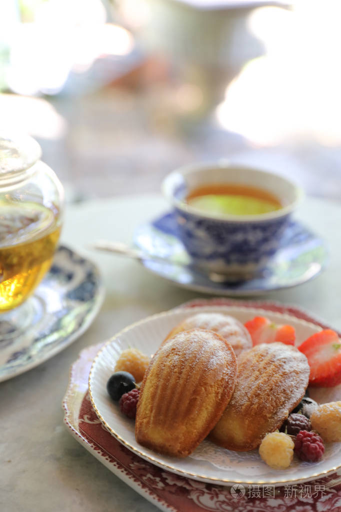 马德兰法式甜点配水果和茶