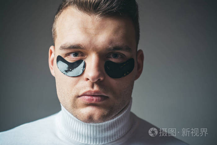 皮肤护理重点治疗眼下区域减少浮肿减少黑眼圈男士眼罩戴着黑色眼罩的