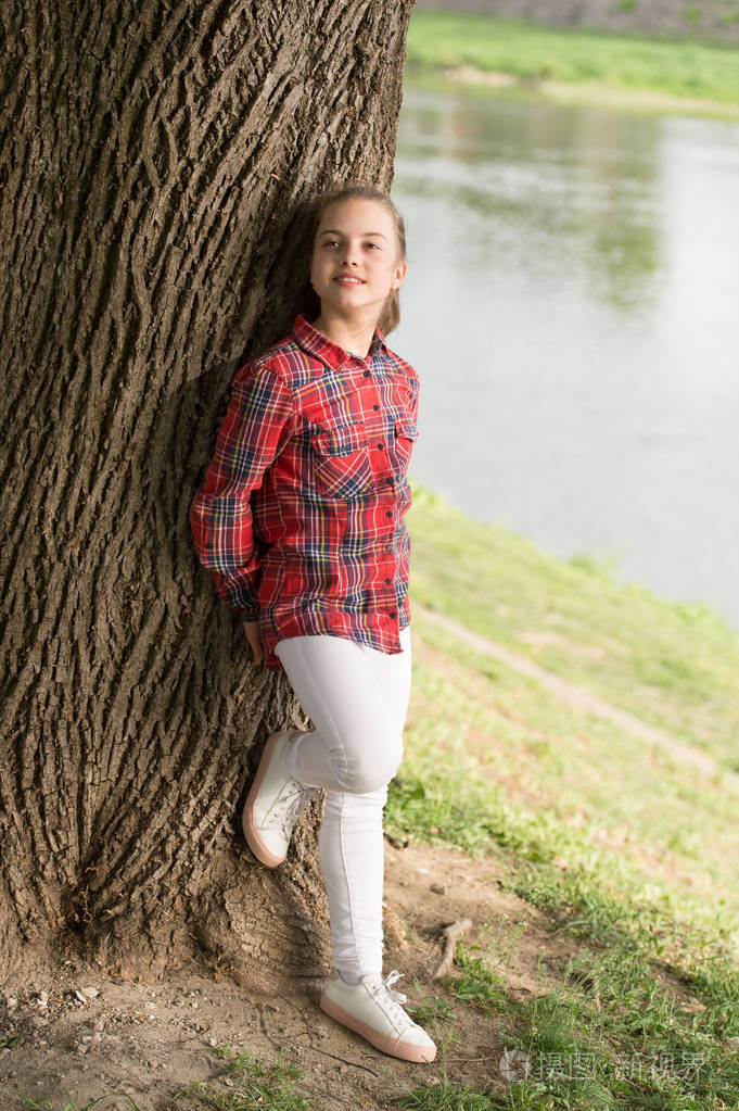 权力所在地可爱的小女孩在河边享受宁静宁静的地方河流使人心旷神怡在