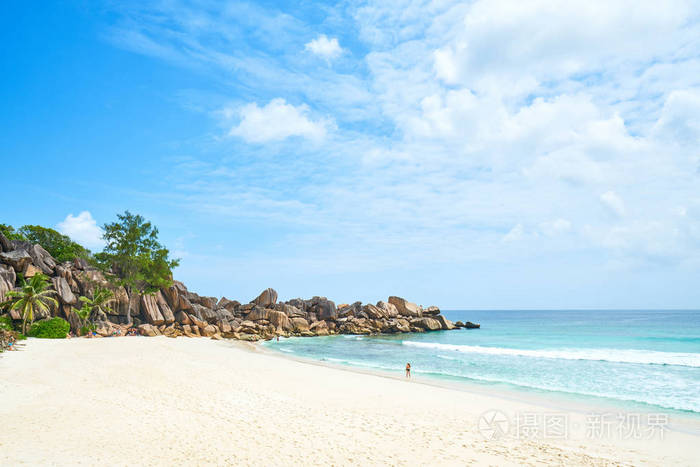 Beautifully shaped granite boulders and a perfect white sand at 