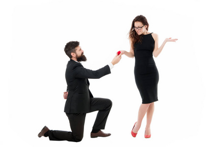男人为什么单膝跪地求婚婚姻观念的提出男人拿着红盒子浪漫求婚