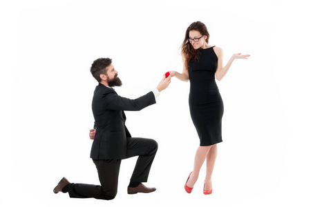 男人为什么单膝跪地求婚.婚姻观念的提出.男人拿着红盒子浪漫求婚.