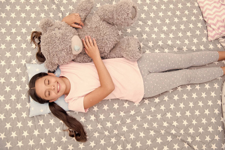 梦中女孩.小孩子在床上做梦.少睡多梦照片